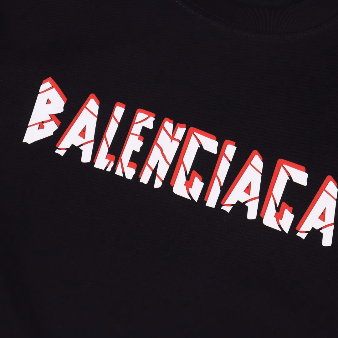 Balenciaga split letter embossed print short sleevesCustomized 300g double yarn heavy cotton fabric, soft and comfortable to the touch, skin-friendly and breathableCracked logo thick plate embossed print process on the chest, showing the street style of the Z generationOS drop shoulder loose version, unisex style