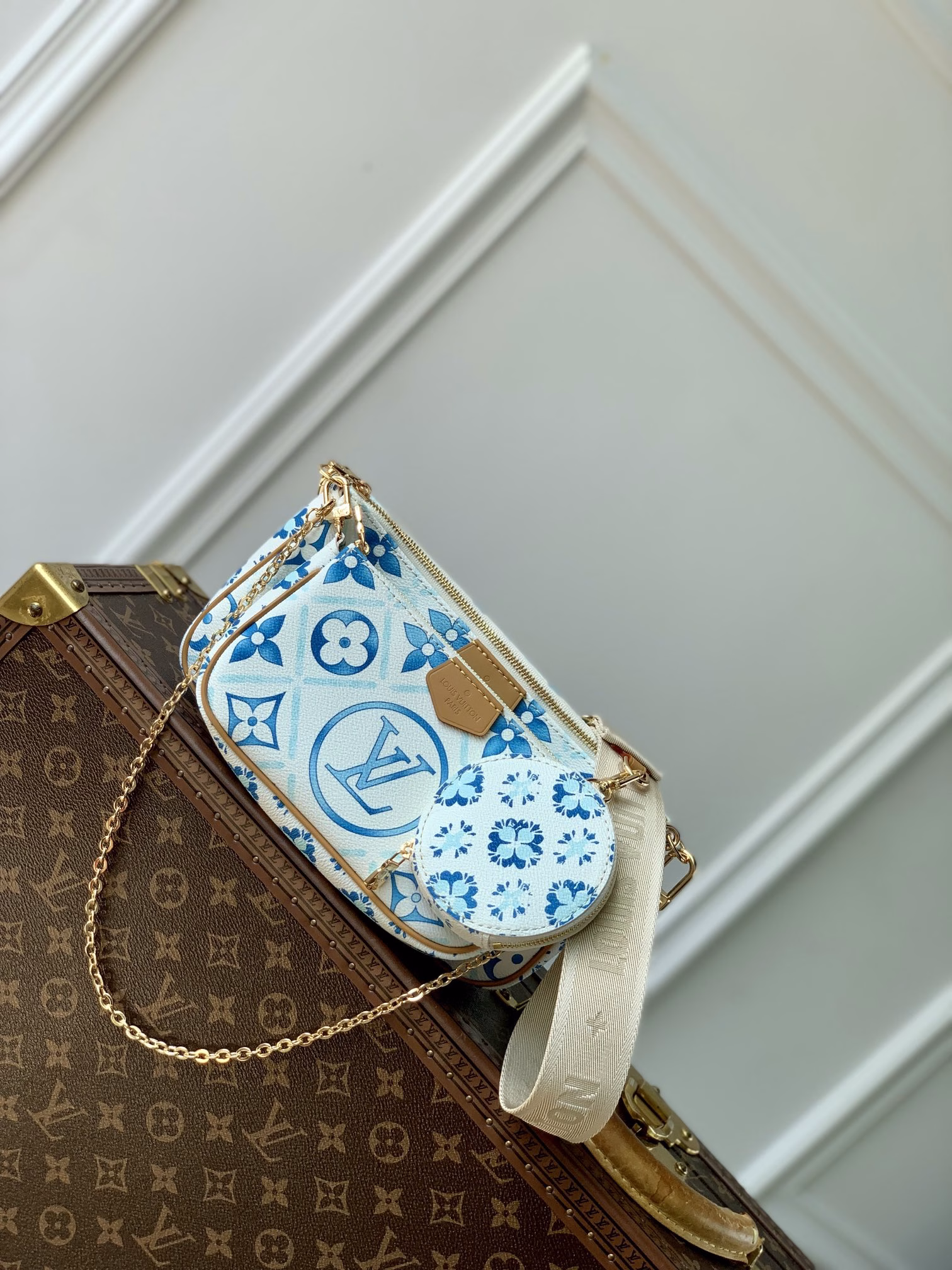 By The Pool series releases the summer atmosphere with Monogram Tiles canvas, and then lets the zipper bags snuggle together. Use the detachable and adjustable wide fabric shoulder strap and dazzling chain to explore more styling and carrying possibilities.The gift box packaging of this product may be reasonably adjusted according to the inventory situation, and may be different from the packaging style displayed on this product page. Please refer to the actual gift box packaging style received.