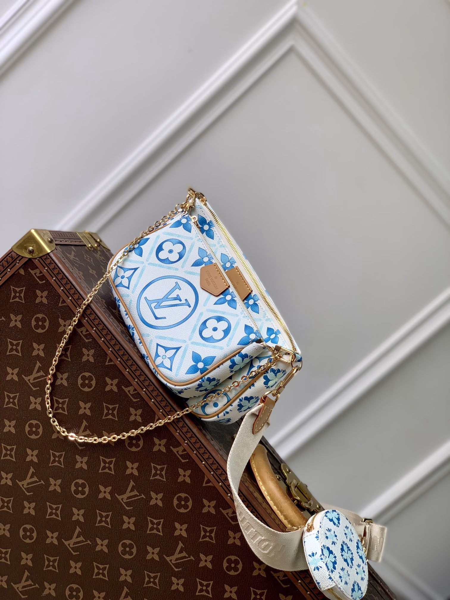 By The Pool series releases the summer atmosphere with Monogram Tiles canvas, and then lets the zipper bags snuggle together. Use the detachable and adjustable wide fabric shoulder strap and dazzling chain to explore more styling and carrying possibilities.The gift box packaging of this product may be reasonably adjusted according to the inventory situation, and may be different from the packaging style displayed on this product page. Please refer to the actual gift box packaging style received.