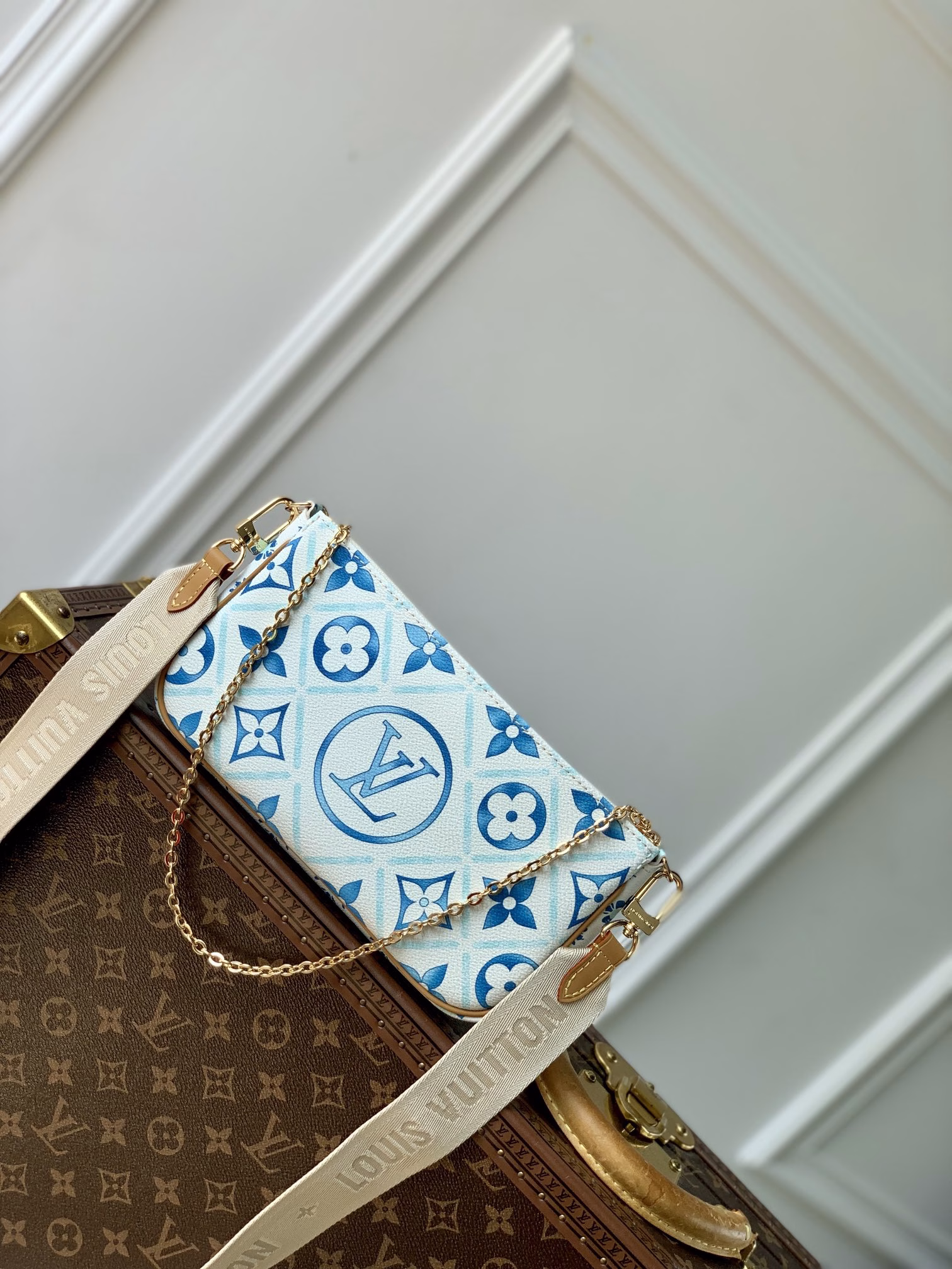 By The Pool series releases the summer atmosphere with Monogram Tiles canvas, and then lets the zipper bags snuggle together. Use the detachable and adjustable wide fabric shoulder strap and dazzling chain to explore more styling and carrying possibilities.The gift box packaging of this product may be reasonably adjusted according to the inventory situation, and may be different from the packaging style displayed on this product page. Please refer to the actual gift box packaging style received.