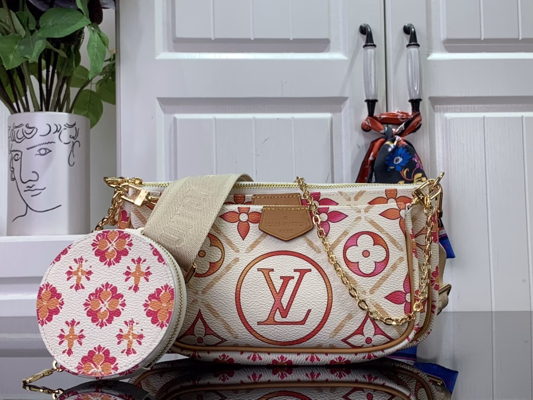 By The Pool series releases the summer atmosphere with Monogram Tiles canvas, and then lets the zipper bags snuggle together. Use the detachable and adjustable wide fabric shoulder strap and dazzling chain to explore more styling and carrying possibilities.The gift box packaging of this product may be reasonably adjusted according to the inventory situation, and may be different from the packaging style displayed on this product page. Please refer to the actual gift box packaging style received.