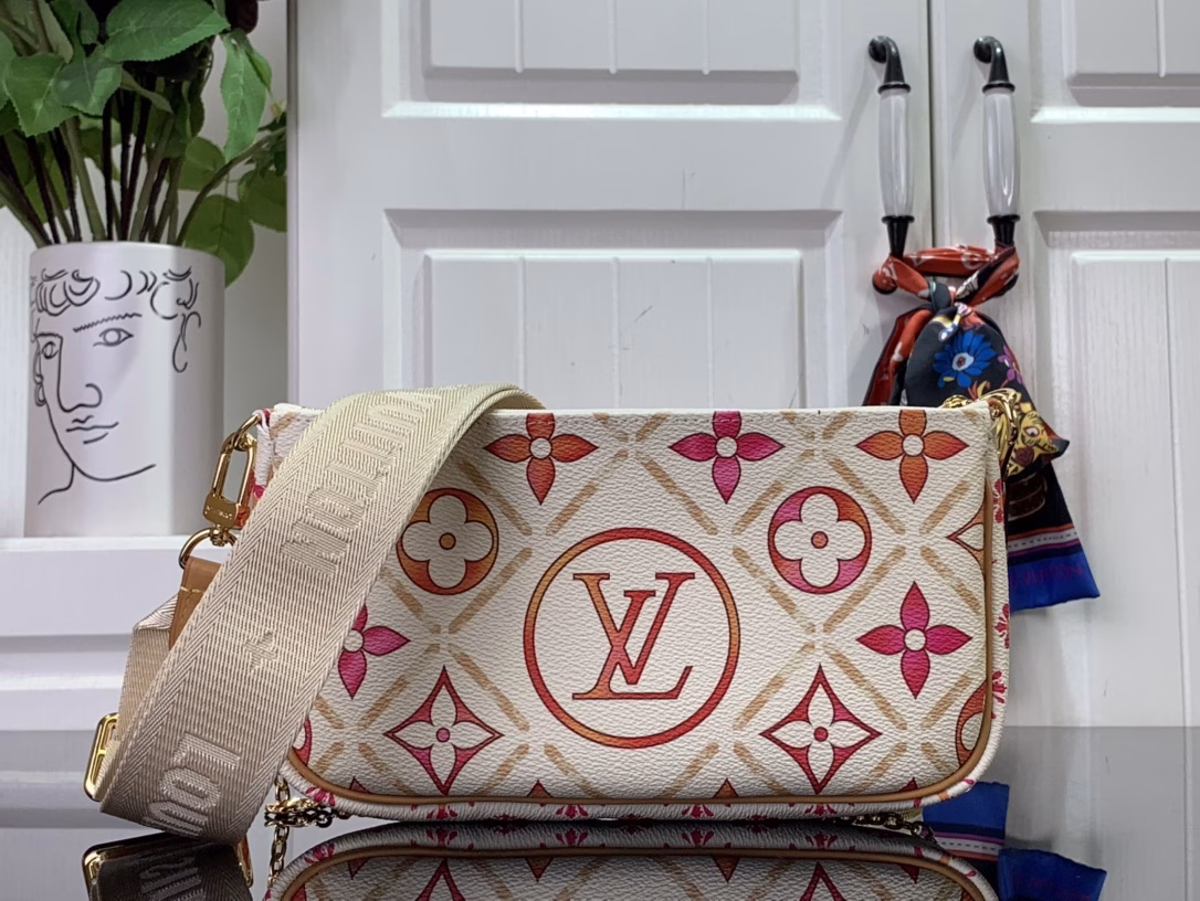 By The Pool series releases the summer atmosphere with Monogram Tiles canvas, and then lets the zipper bags snuggle together. Use the detachable and adjustable wide fabric shoulder strap and dazzling chain to explore more styling and carrying possibilities.The gift box packaging of this product may be reasonably adjusted according to the inventory situation, and may be different from the packaging style displayed on this product page. Please refer to the actual gift box packaging style received.