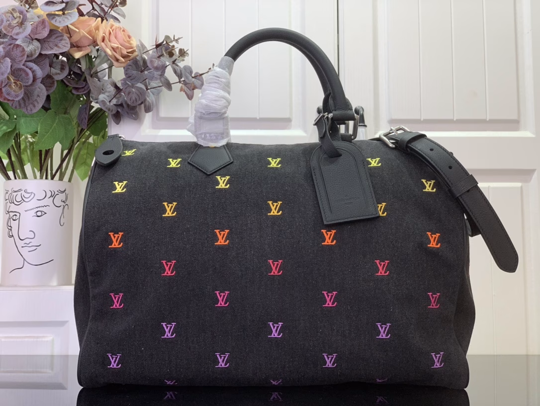 Translating music into the language of fashion by Pharrell Williams, the LV Blason Denim brings a sophisticated touch to the Speedy 40 Bandoulière. Embroidered LV initials in an ever-changing colorway adorn the black washed denim base. In addition to the traditional detachable leather name tag, the bag also features a detachable headphone charm.