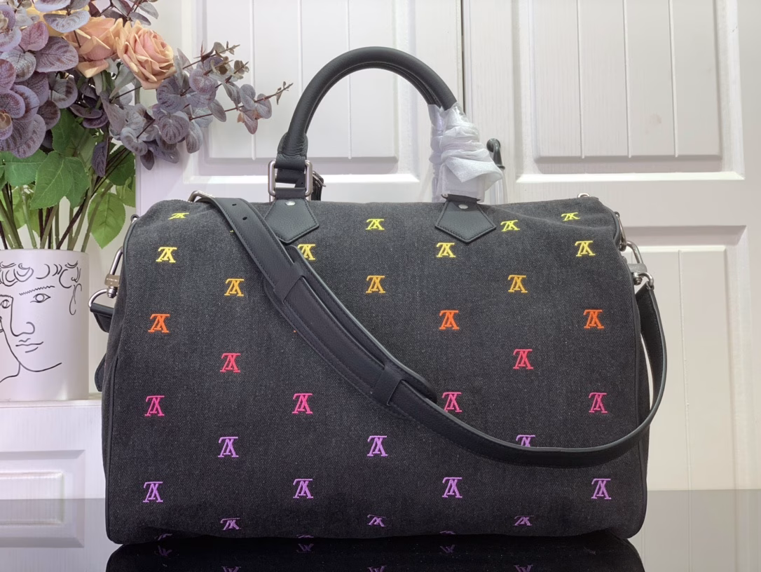 Translating music into the language of fashion by Pharrell Williams, the LV Blason Denim brings a sophisticated touch to the Speedy 40 Bandoulière. Embroidered LV initials in an ever-changing colorway adorn the black washed denim base. In addition to the traditional detachable leather name tag, the bag also features a detachable headphone charm.