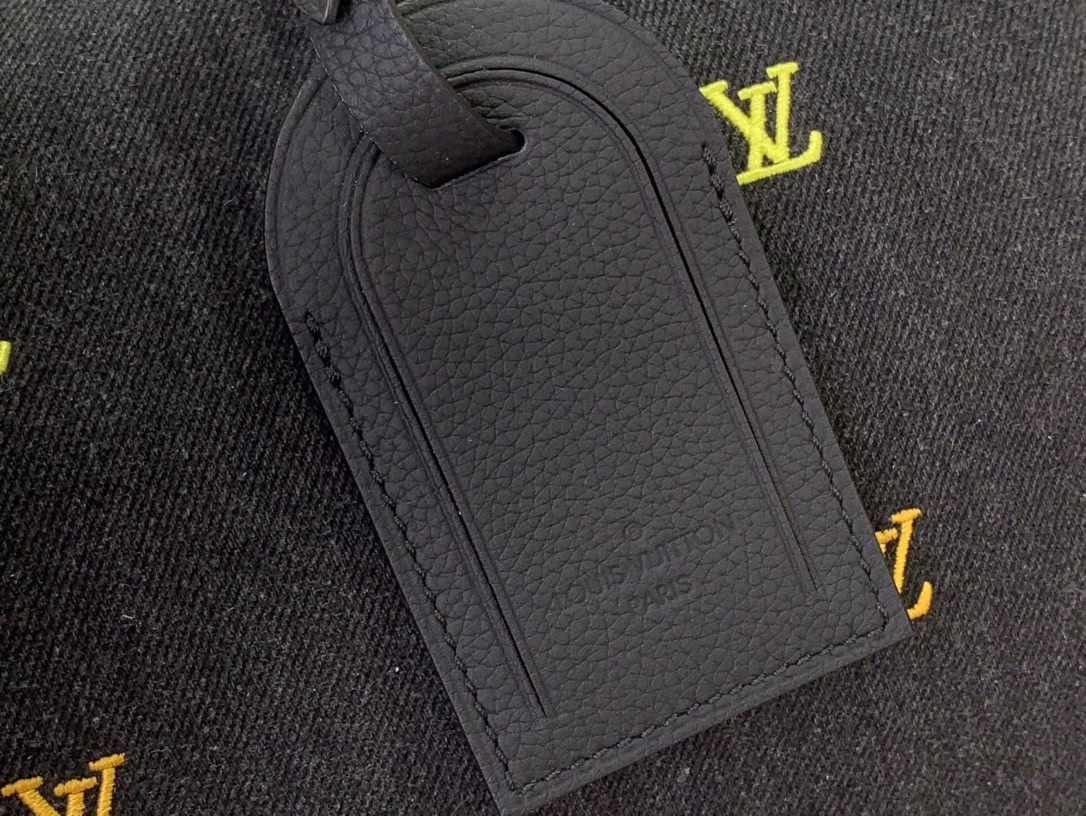 Translating music into the language of fashion by Pharrell Williams, the LV Blason Denim brings a sophisticated touch to the Speedy 40 Bandoulière. Embroidered LV initials in an ever-changing colorway adorn the black washed denim base. In addition to the traditional detachable leather name tag, the bag also features a detachable headphone charm.