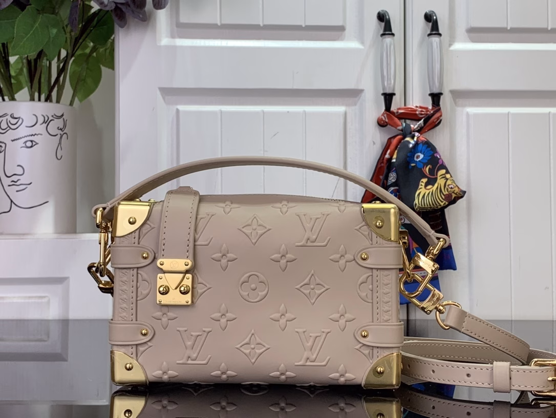 This elegant Side Trunk PM is part of the Monogram Bold collection. The vintage-inspired design pays homage to the house's iconic heritage, showcasing gold trunk corners and the iconic S-lock. It's made from embossed leather with the iconic Monogram pattern and is sized just right for everyday essentials. Wear it over the shoulder, carry it by hand or crossbody.