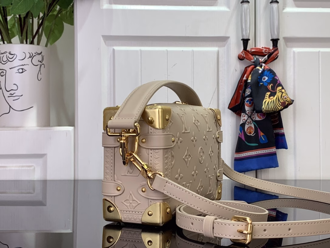 This elegant Side Trunk PM is part of the Monogram Bold collection. The vintage-inspired design pays homage to the house's iconic heritage, showcasing gold trunk corners and the iconic S-lock. It's made from embossed leather with the iconic Monogram pattern and is sized just right for everyday essentials. Wear it over the shoulder, carry it by hand or crossbody.