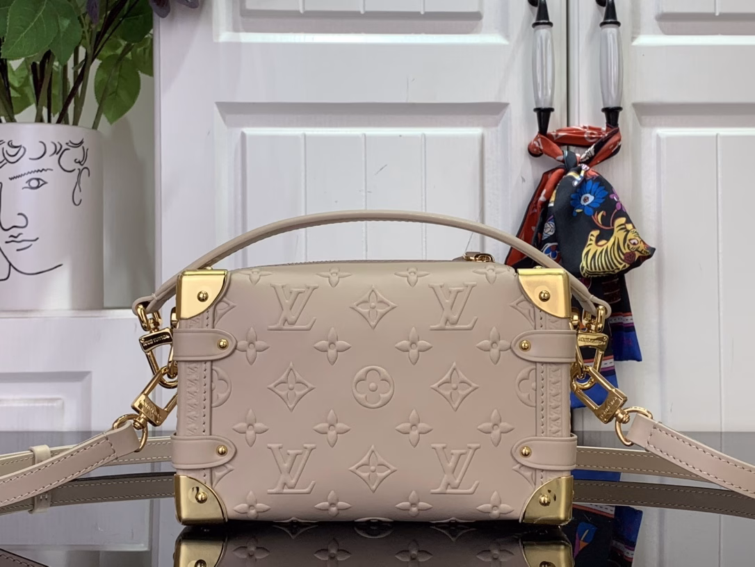 This elegant Side Trunk PM is part of the Monogram Bold collection. The vintage-inspired design pays homage to the house's iconic heritage, showcasing gold trunk corners and the iconic S-lock. It's made from embossed leather with the iconic Monogram pattern and is sized just right for everyday essentials. Wear it over the shoulder, carry it by hand or crossbody.