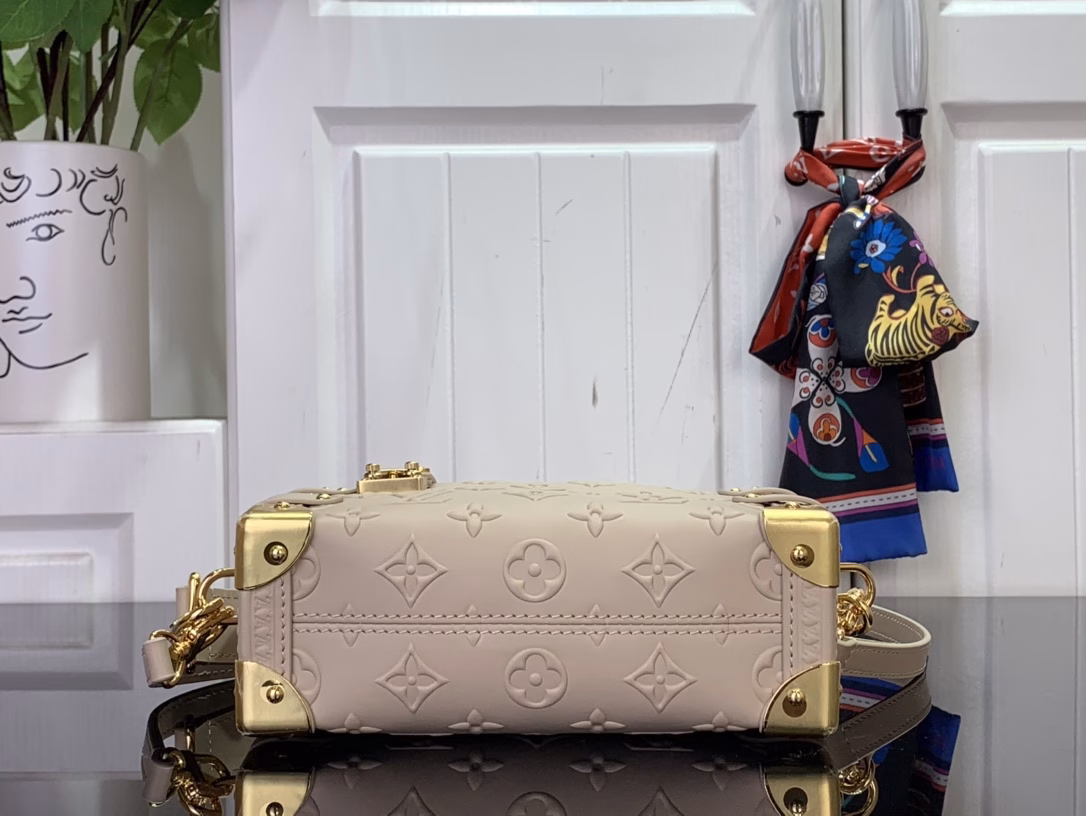 This elegant Side Trunk PM is part of the Monogram Bold collection. The vintage-inspired design pays homage to the house's iconic heritage, showcasing gold trunk corners and the iconic S-lock. It's made from embossed leather with the iconic Monogram pattern and is sized just right for everyday essentials. Wear it over the shoulder, carry it by hand or crossbody.