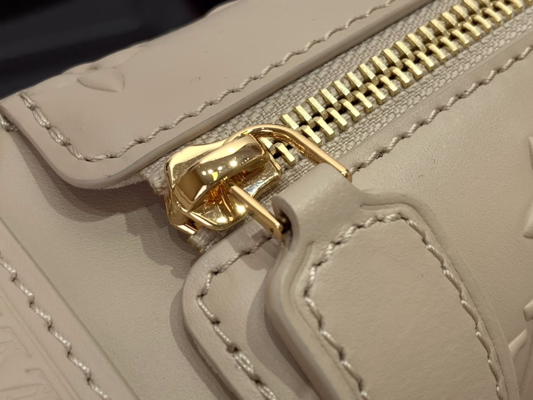 This elegant Side Trunk PM is part of the Monogram Bold collection. The vintage-inspired design pays homage to the house's iconic heritage, showcasing gold trunk corners and the iconic S-lock. It's made from embossed leather with the iconic Monogram pattern and is sized just right for everyday essentials. Wear it over the shoulder, carry it by hand or crossbody.
