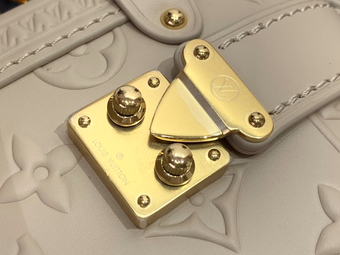 This elegant Side Trunk PM is part of the Monogram Bold collection. The vintage-inspired design pays homage to the house's iconic heritage, showcasing gold trunk corners and the iconic S-lock. It's made from embossed leather with the iconic Monogram pattern and is sized just right for everyday essentials. Wear it over the shoulder, carry it by hand or crossbody.