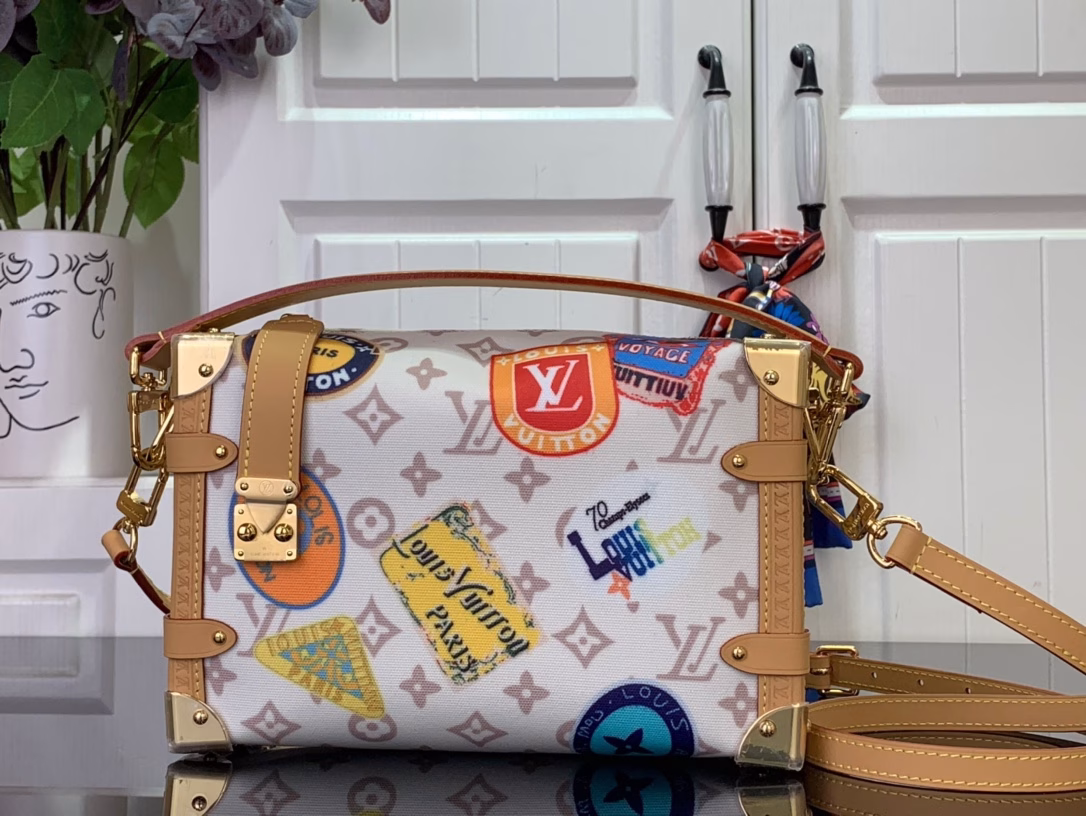 Part of the Flight Mode collection, the Side Trunk Medium Bag gives Monogram Dune canvas a vintage look. The lightweight silhouette is embellished with a patchwork-effect label, a dazzling airplane charm and a classic key holder, while the cowhide trim nods to the brand's trunk-making heritage.