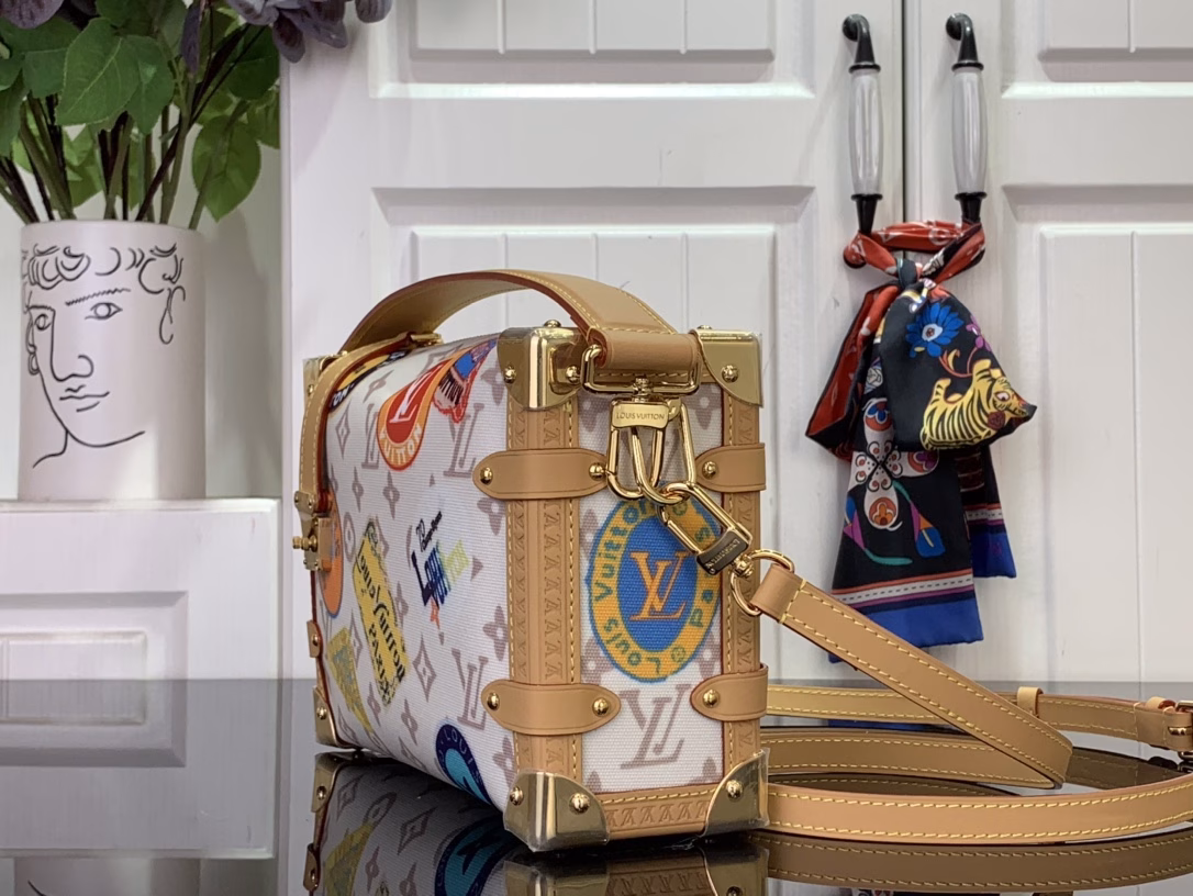 Part of the Flight Mode collection, the Side Trunk Medium Bag gives Monogram Dune canvas a vintage look. The lightweight silhouette is embellished with a patchwork-effect label, a dazzling airplane charm and a classic key holder, while the cowhide trim nods to the brand's trunk-making heritage.