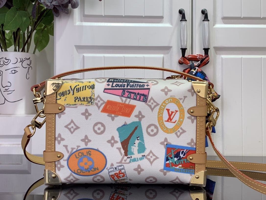 Part of the Flight Mode collection, the Side Trunk Medium Bag gives Monogram Dune canvas a vintage look. The lightweight silhouette is embellished with a patchwork-effect label, a dazzling airplane charm and a classic key holder, while the cowhide trim nods to the brand's trunk-making heritage.