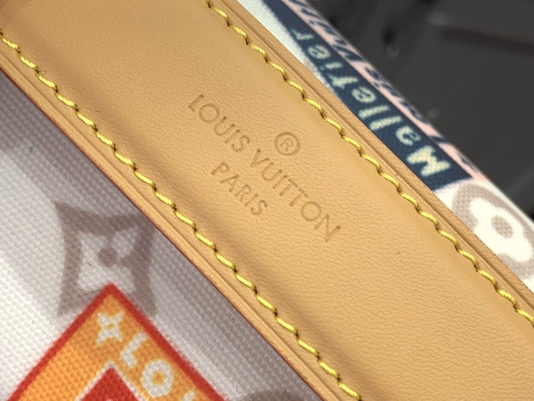 Part of the Flight Mode collection, the Side Trunk Medium Bag gives Monogram Dune canvas a vintage look. The lightweight silhouette is embellished with a patchwork-effect label, a dazzling airplane charm and a classic key holder, while the cowhide trim nods to the brand's trunk-making heritage.