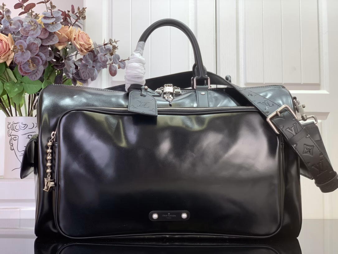 This Keepall Cargo Bandoulière 50 travel bag is made of shiny cowhide leather dyed in a deep color, allowing the classic design to capture the changes in light and shadow between movement and stillness, showing Pharrell Williams' inspiration for the hazy night. The LV monogram decoration and zipper pull on the zippered outer pocket add a metallic luster.