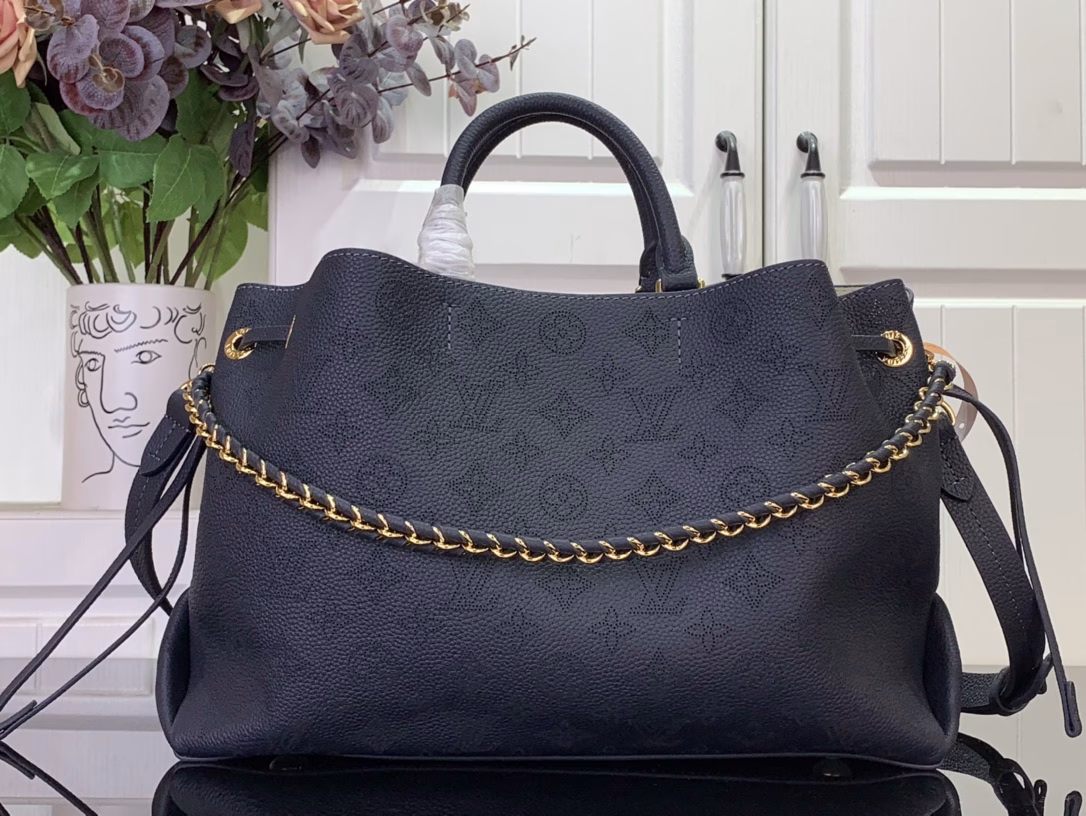 This Bella Tote is made of the brand's signature perforated leather and features a detachable chain, making it a classic choice for commuting and weekend trips. It has a spacious structure to easily store a tablet and other daily necessities, and is suitable for crossbody, shoulder or hand carry.