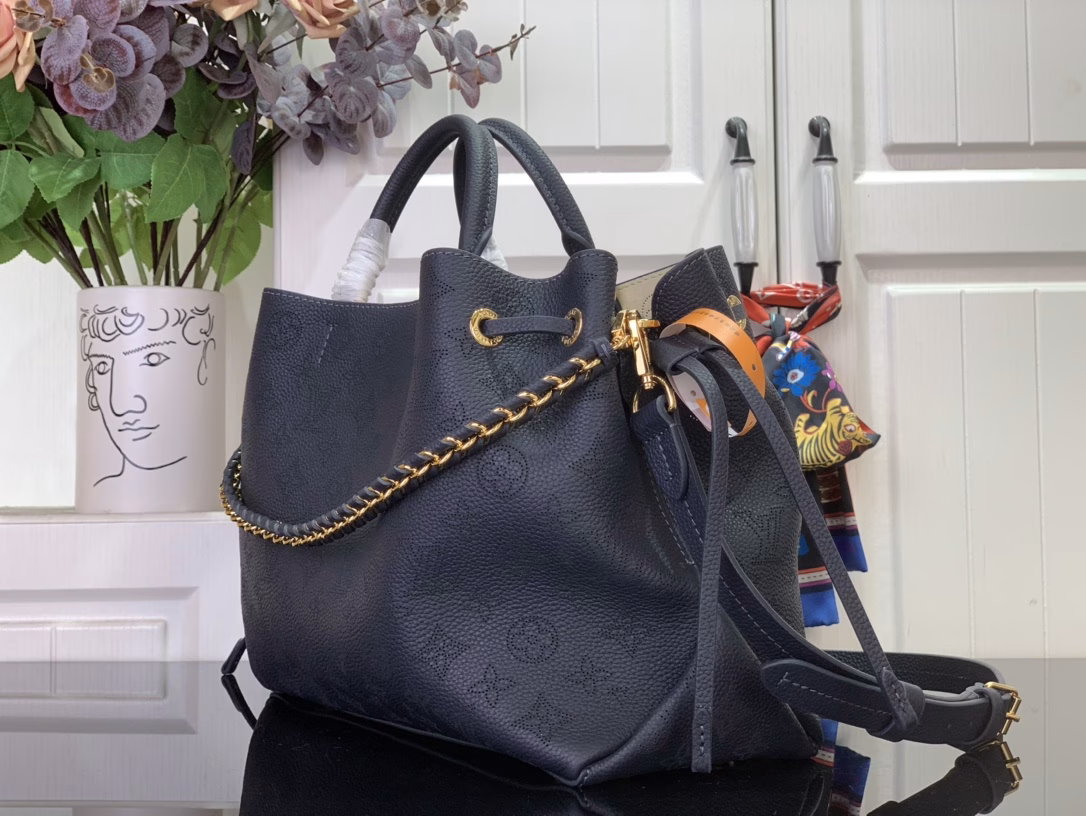 This Bella Tote is made of the brand's signature perforated leather and features a detachable chain, making it a classic choice for commuting and weekend trips. It has a spacious structure to easily store a tablet and other daily necessities, and is suitable for crossbody, shoulder or hand carry.