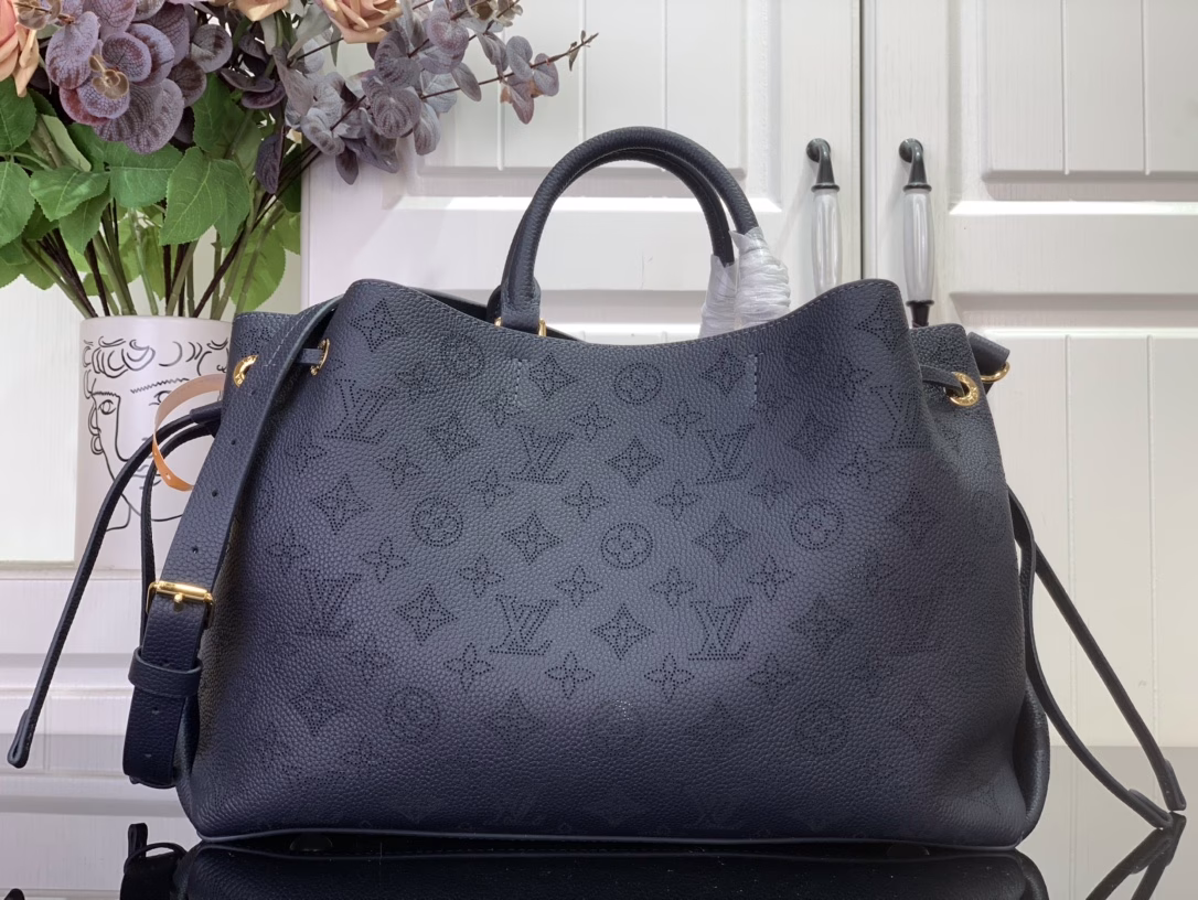This Bella Tote is made of the brand's signature perforated leather and features a detachable chain, making it a classic choice for commuting and weekend trips. It has a spacious structure to easily store a tablet and other daily necessities, and is suitable for crossbody, shoulder or hand carry.