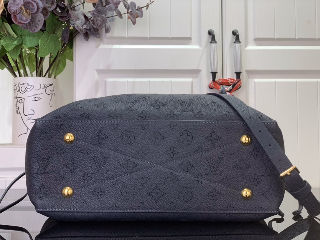 This Bella Tote is made of the brand's signature perforated leather and features a detachable chain, making it a classic choice for commuting and weekend trips. It has a spacious structure to easily store a tablet and other daily necessities, and is suitable for crossbody, shoulder or hand carry.