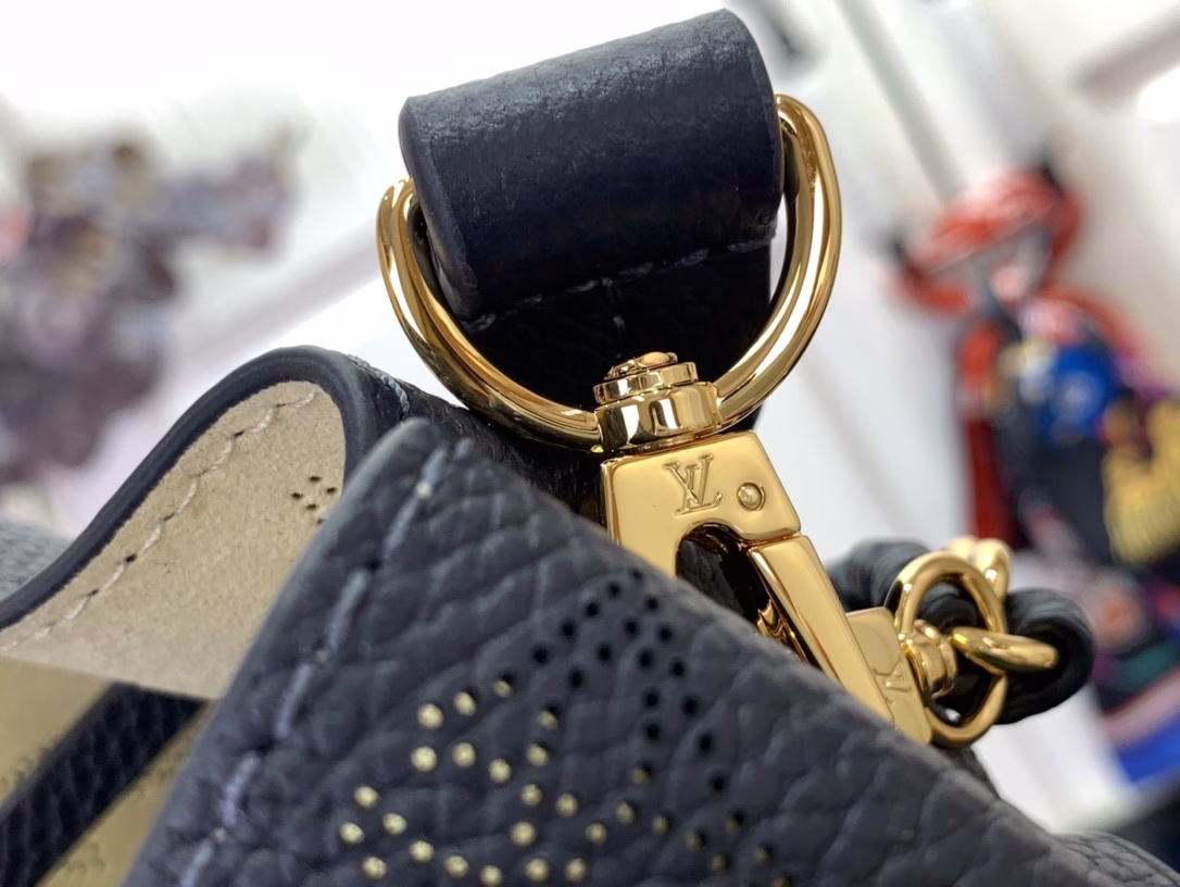 This Bella Tote is made of the brand's signature perforated leather and features a detachable chain, making it a classic choice for commuting and weekend trips. It has a spacious structure to easily store a tablet and other daily necessities, and is suitable for crossbody, shoulder or hand carry.