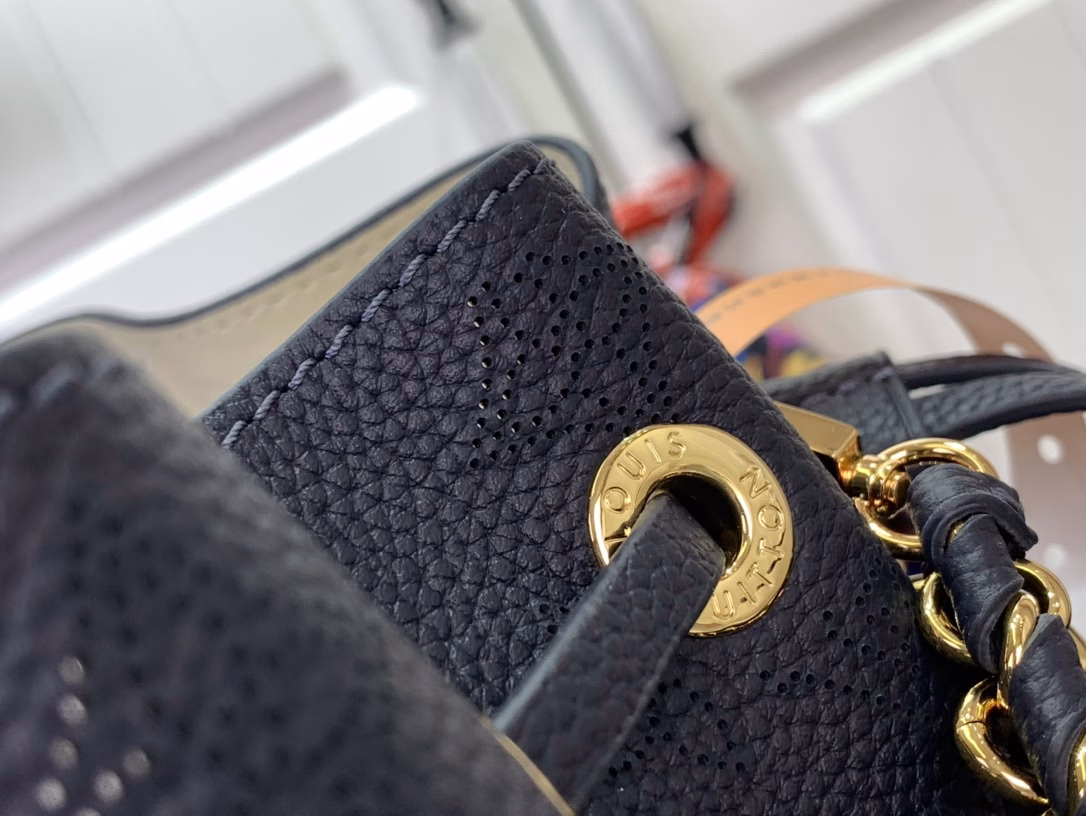 This Bella Tote is made of the brand's signature perforated leather and features a detachable chain, making it a classic choice for commuting and weekend trips. It has a spacious structure to easily store a tablet and other daily necessities, and is suitable for crossbody, shoulder or hand carry.
