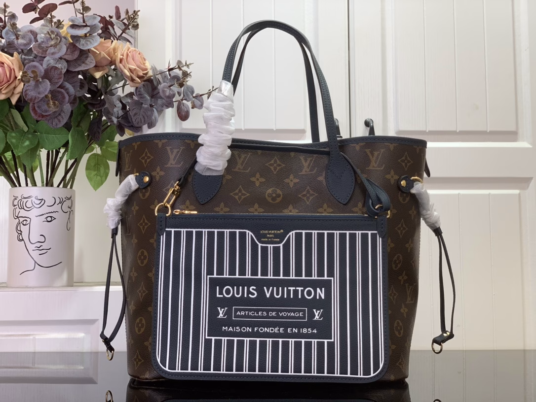 The Neverfull classic handbag has a fresh fabric lining in its design. The bright lining tones add a more lively and vivid feel to the Monogram classic canvas.