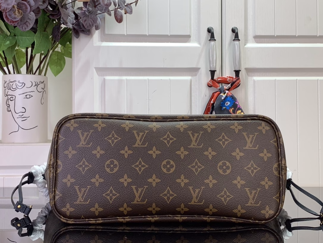 The Neverfull classic handbag has a fresh fabric lining in its design. The bright lining tones add a more lively and vivid feel to the Monogram classic canvas.