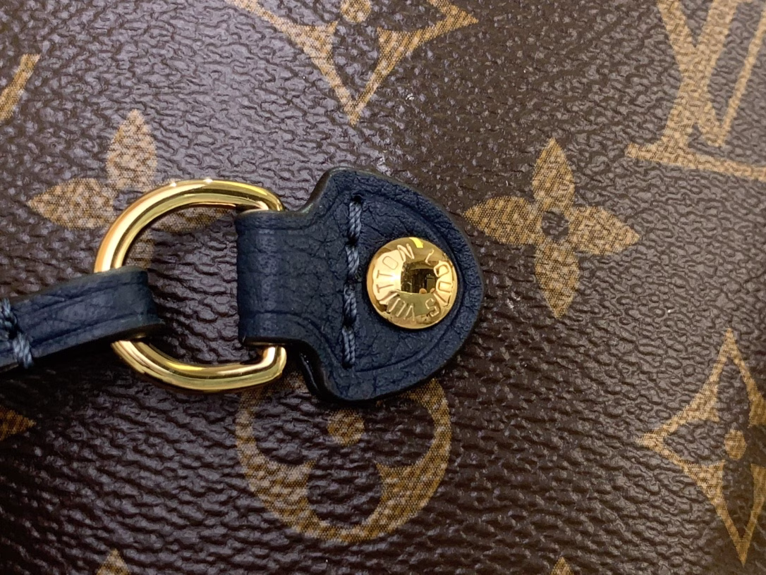 The Neverfull classic handbag has a fresh fabric lining in its design. The bright lining tones add a more lively and vivid feel to the Monogram classic canvas.