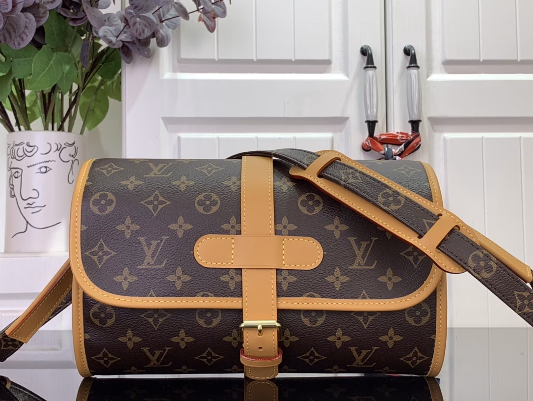 The most beautiful niche bag, the round waist drum bag crossbody bag. It is a rare LV bag on the street. As the name suggests, it is like a waist drum that you cross over your body. There is a lot of space inside and you can hold a lot of things. It is very handsome for both boys and girls!The long shoulder strap can be adjusted. You don’t have to worry about wearing a down jacket in winter. It is especially suitable for the current seasonality.In the autumn and winter season, wear a dark coat with this niche unique bag. It is really amazing.