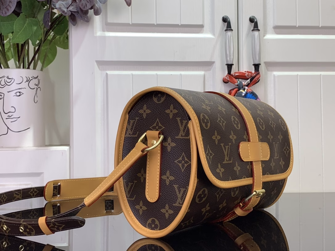 The most beautiful niche bag, the round waist drum bag crossbody bag. It is a rare LV bag on the street. As the name suggests, it is like a waist drum that you cross over your body. There is a lot of space inside and you can hold a lot of things. It is very handsome for both boys and girls!The long shoulder strap can be adjusted. You don’t have to worry about wearing a down jacket in winter. It is especially suitable for the current seasonality.In the autumn and winter season, wear a dark coat with this niche unique bag. It is really amazing.