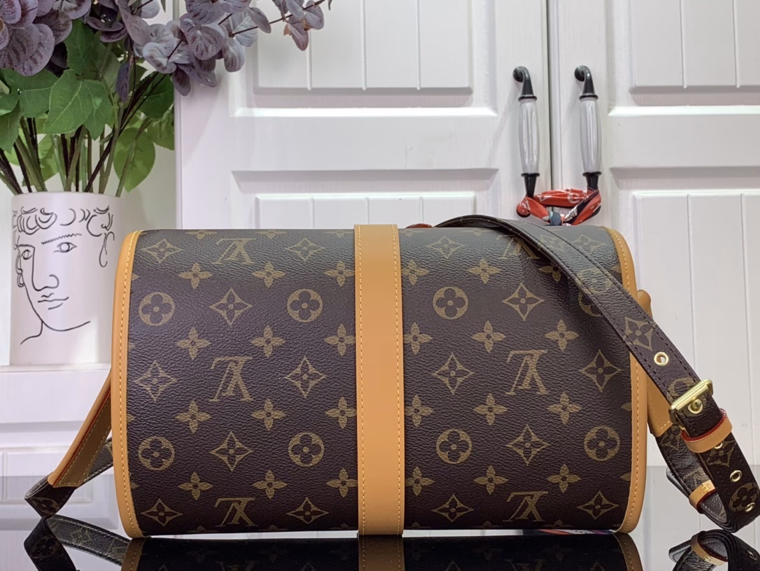 The most beautiful niche bag, the round waist drum bag crossbody bag. It is a rare LV bag on the street. As the name suggests, it is like a waist drum that you cross over your body. There is a lot of space inside and you can hold a lot of things. It is very handsome for both boys and girls!The long shoulder strap can be adjusted. You don’t have to worry about wearing a down jacket in winter. It is especially suitable for the current seasonality.In the autumn and winter season, wear a dark coat with this niche unique bag. It is really amazing.