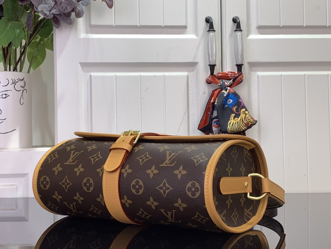 The most beautiful niche bag, the round waist drum bag crossbody bag. It is a rare LV bag on the street. As the name suggests, it is like a waist drum that you cross over your body. There is a lot of space inside and you can hold a lot of things. It is very handsome for both boys and girls!The long shoulder strap can be adjusted. You don’t have to worry about wearing a down jacket in winter. It is especially suitable for the current seasonality.In the autumn and winter season, wear a dark coat with this niche unique bag. It is really amazing.