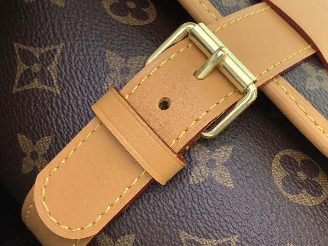 The most beautiful niche bag, the round waist drum bag crossbody bag. It is a rare LV bag on the street. As the name suggests, it is like a waist drum that you cross over your body. There is a lot of space inside and you can hold a lot of things. It is very handsome for both boys and girls!The long shoulder strap can be adjusted. You don’t have to worry about wearing a down jacket in winter. It is especially suitable for the current seasonality.In the autumn and winter season, wear a dark coat with this niche unique bag. It is really amazing.