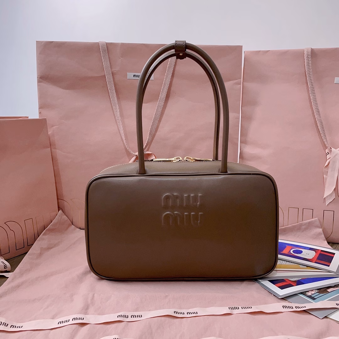 MiuMiu's new size briefcase is made of top imported calfskin, which is smooth, delicate and soft, with cotton satin lining. This bag is very cool, with a refined multifunctional design, integrating men's and women's elements, casual and lazy, natural and free, full of personality, large capacity and light, simple but not simple, the new size is more adaptable, and almost every major fashion blogger has one