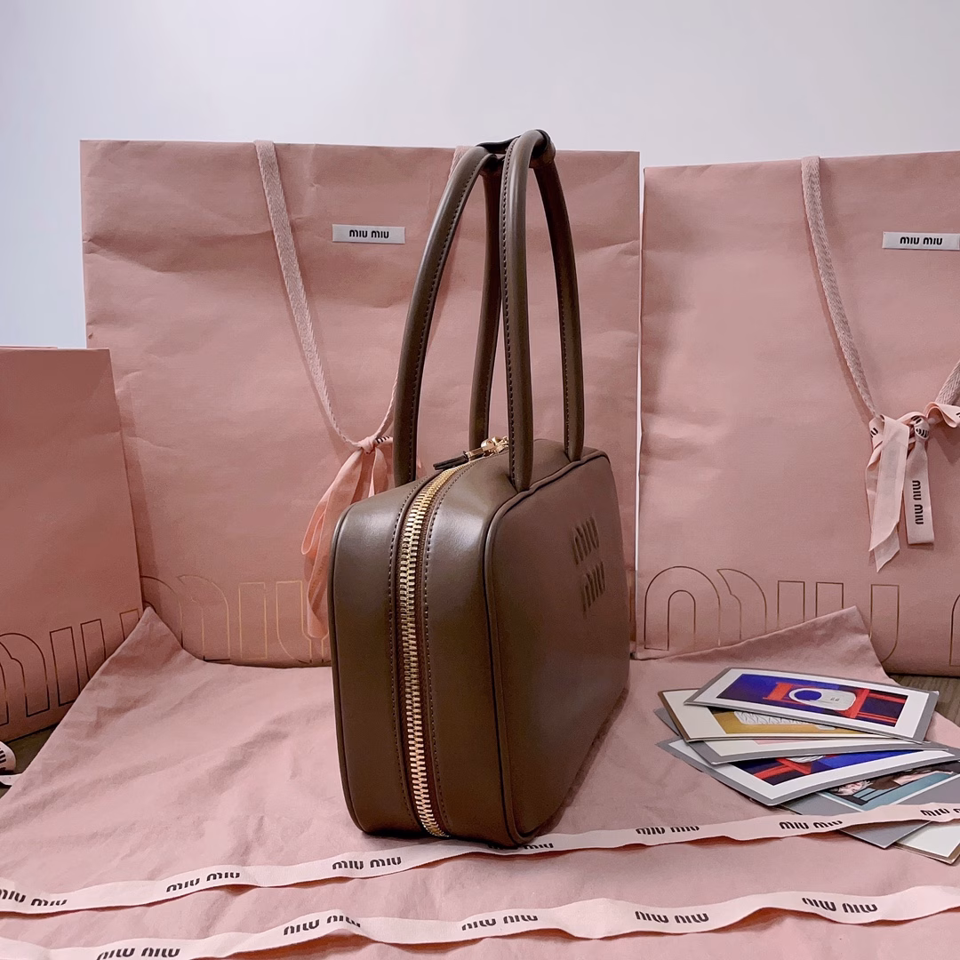 MiuMiu's new size briefcase is made of top imported calfskin, which is smooth, delicate and soft, with cotton satin lining. This bag is very cool, with a refined multifunctional design, integrating men's and women's elements, casual and lazy, natural and free, full of personality, large capacity and light, simple but not simple, the new size is more adaptable, and almost every major fashion blogger has one