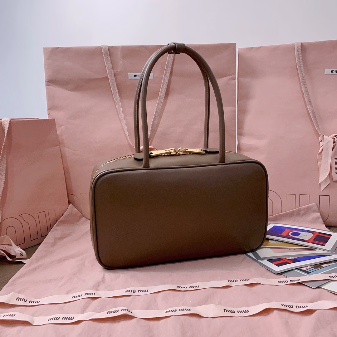MiuMiu's new size briefcase is made of top imported calfskin, which is smooth, delicate and soft, with cotton satin lining. This bag is very cool, with a refined multifunctional design, integrating men's and women's elements, casual and lazy, natural and free, full of personality, large capacity and light, simple but not simple, the new size is more adaptable, and almost every major fashion blogger has one