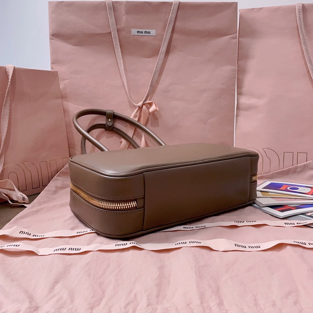 MiuMiu's new size briefcase is made of top imported calfskin, which is smooth, delicate and soft, with cotton satin lining. This bag is very cool, with a refined multifunctional design, integrating men's and women's elements, casual and lazy, natural and free, full of personality, large capacity and light, simple but not simple, the new size is more adaptable, and almost every major fashion blogger has one