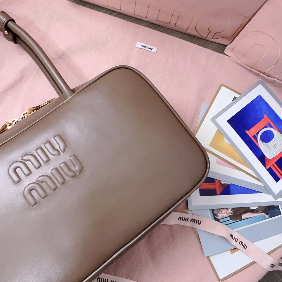 MiuMiu's new size briefcase is made of top imported calfskin, which is smooth, delicate and soft, with cotton satin lining. This bag is very cool, with a refined multifunctional design, integrating men's and women's elements, casual and lazy, natural and free, full of personality, large capacity and light, simple but not simple, the new size is more adaptable, and almost every major fashion blogger has one