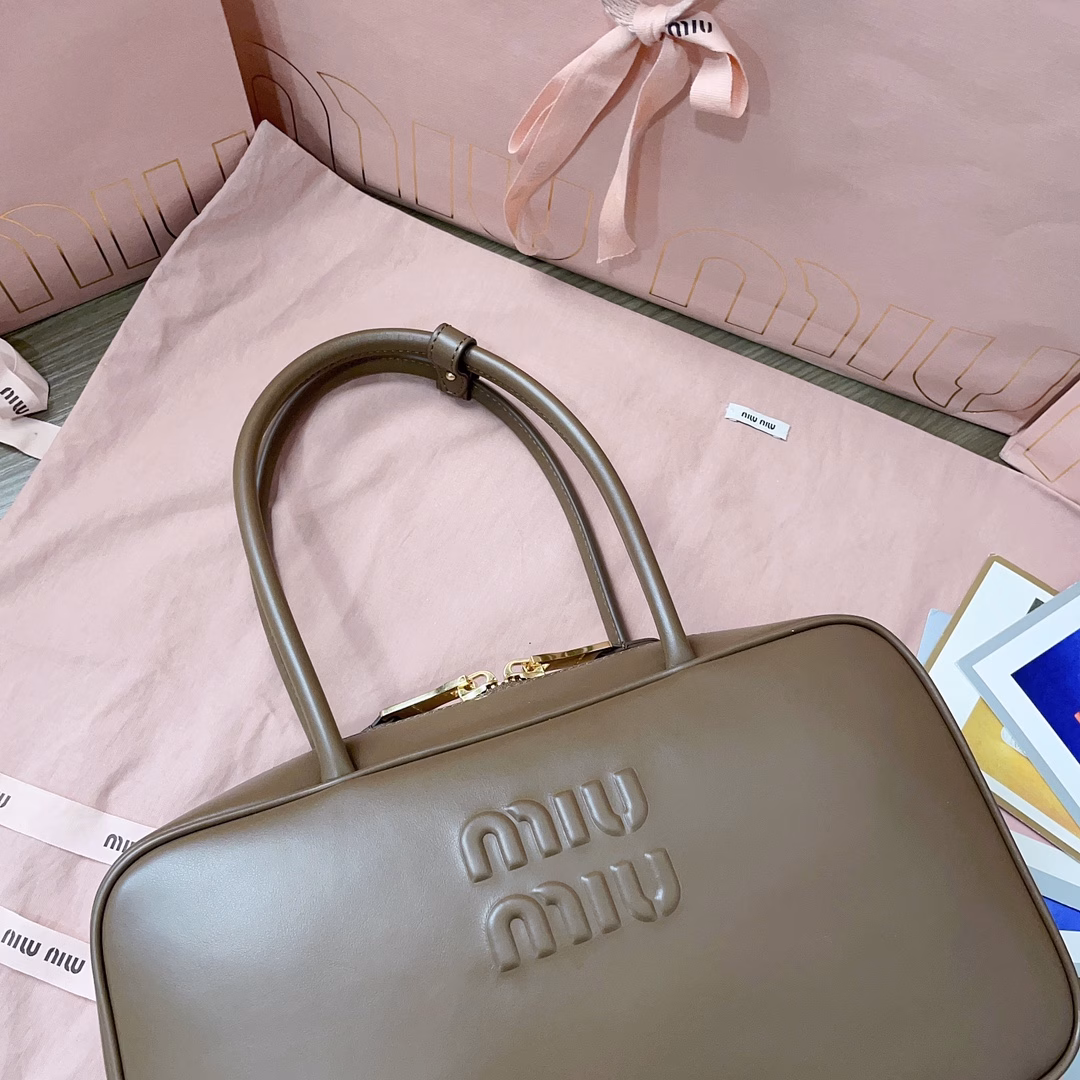 MiuMiu's new size briefcase is made of top imported calfskin, which is smooth, delicate and soft, with cotton satin lining. This bag is very cool, with a refined multifunctional design, integrating men's and women's elements, casual and lazy, natural and free, full of personality, large capacity and light, simple but not simple, the new size is more adaptable, and almost every major fashion blogger has one
