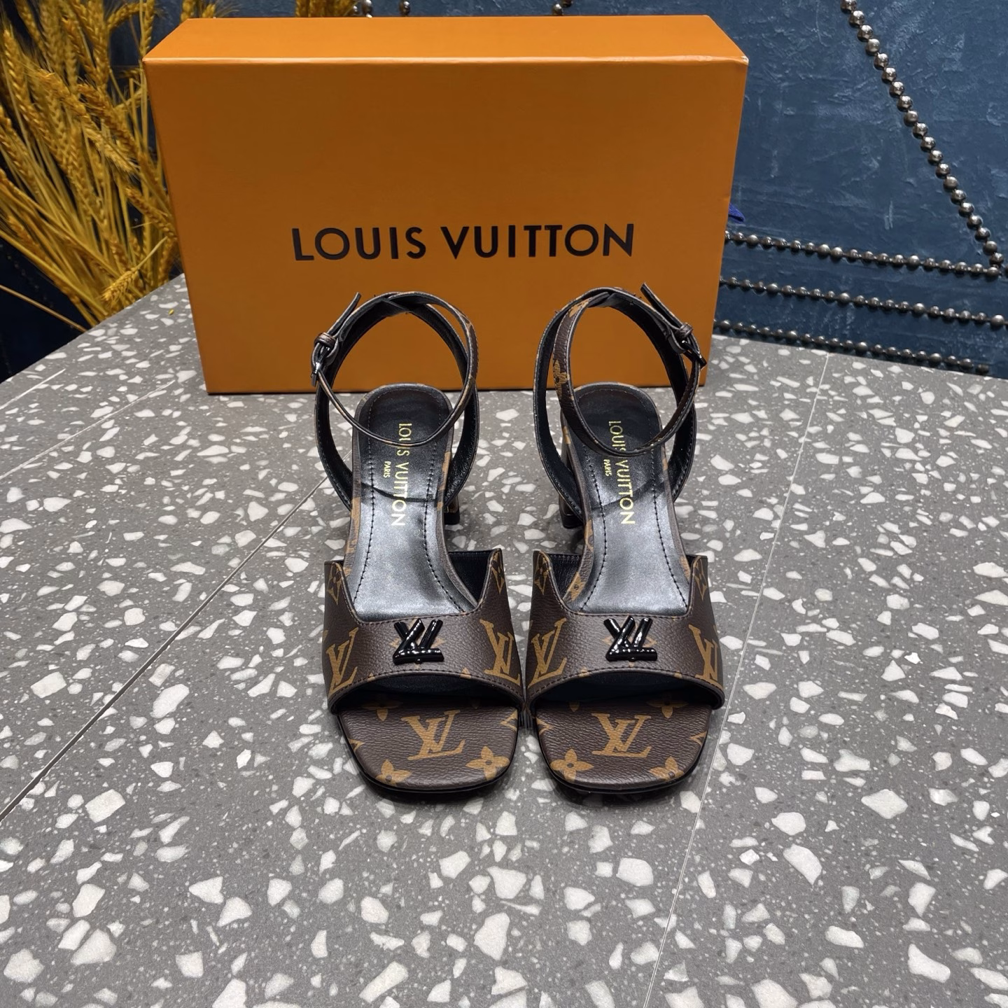 The latest model from the LV counter, the spring and summer pink series, has a two-layer electroplated small V-button design, recreates the classic, has extremely complex craftsmanship, and doesn’t tire your feet when walking!
