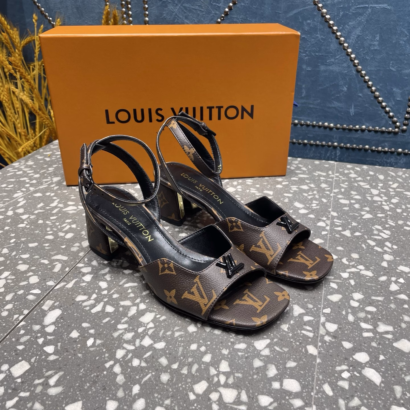 The latest model from the LV counter, the spring and summer pink series, has a two-layer electroplated small V-button design, recreates the classic, has extremely complex craftsmanship, and doesn’t tire your feet when walking!