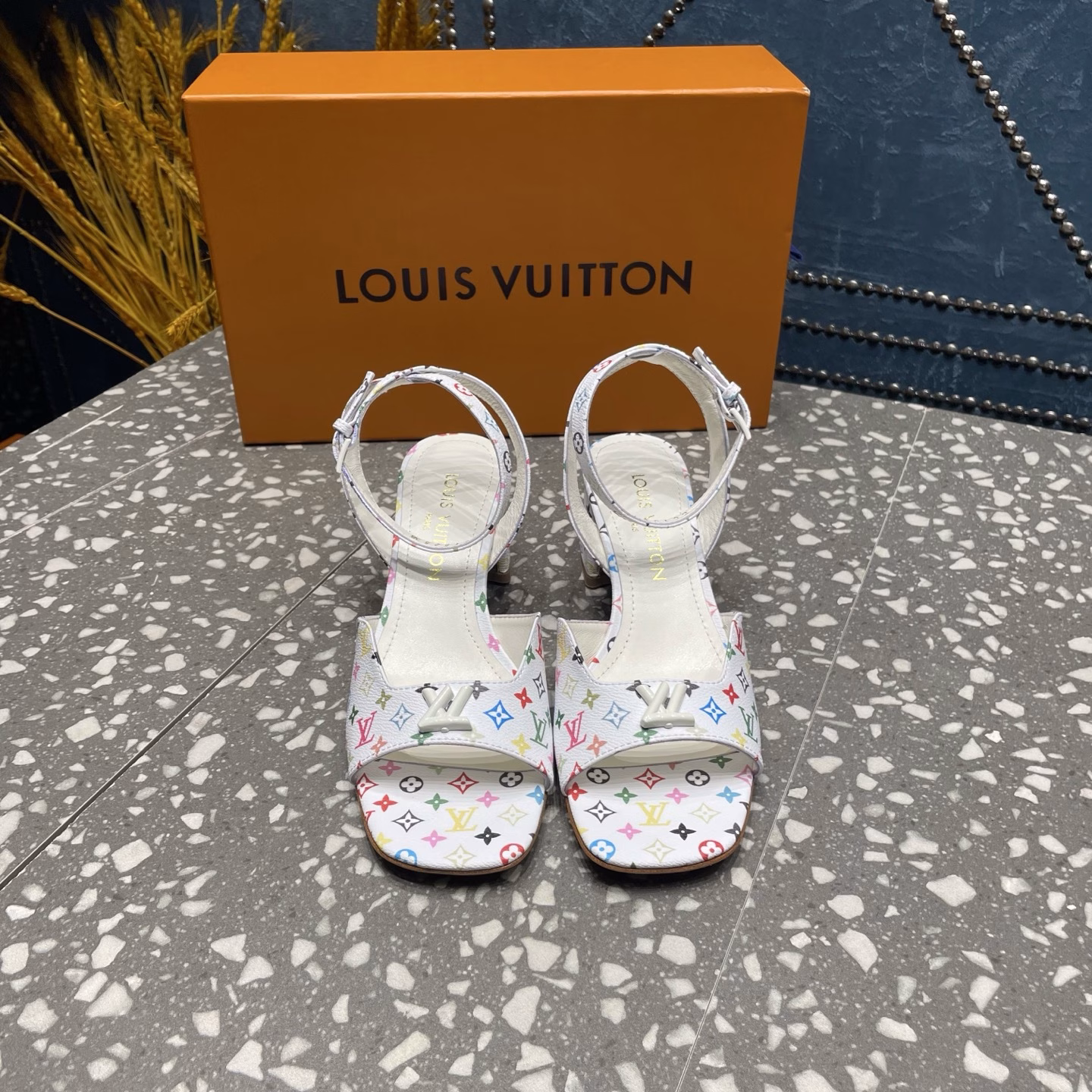 The latest model from the LV counter, the spring and summer pink series, has a two-layer electroplated small V-button design, recreates the classic, has extremely complex craftsmanship, and doesn’t tire your feet when walking!