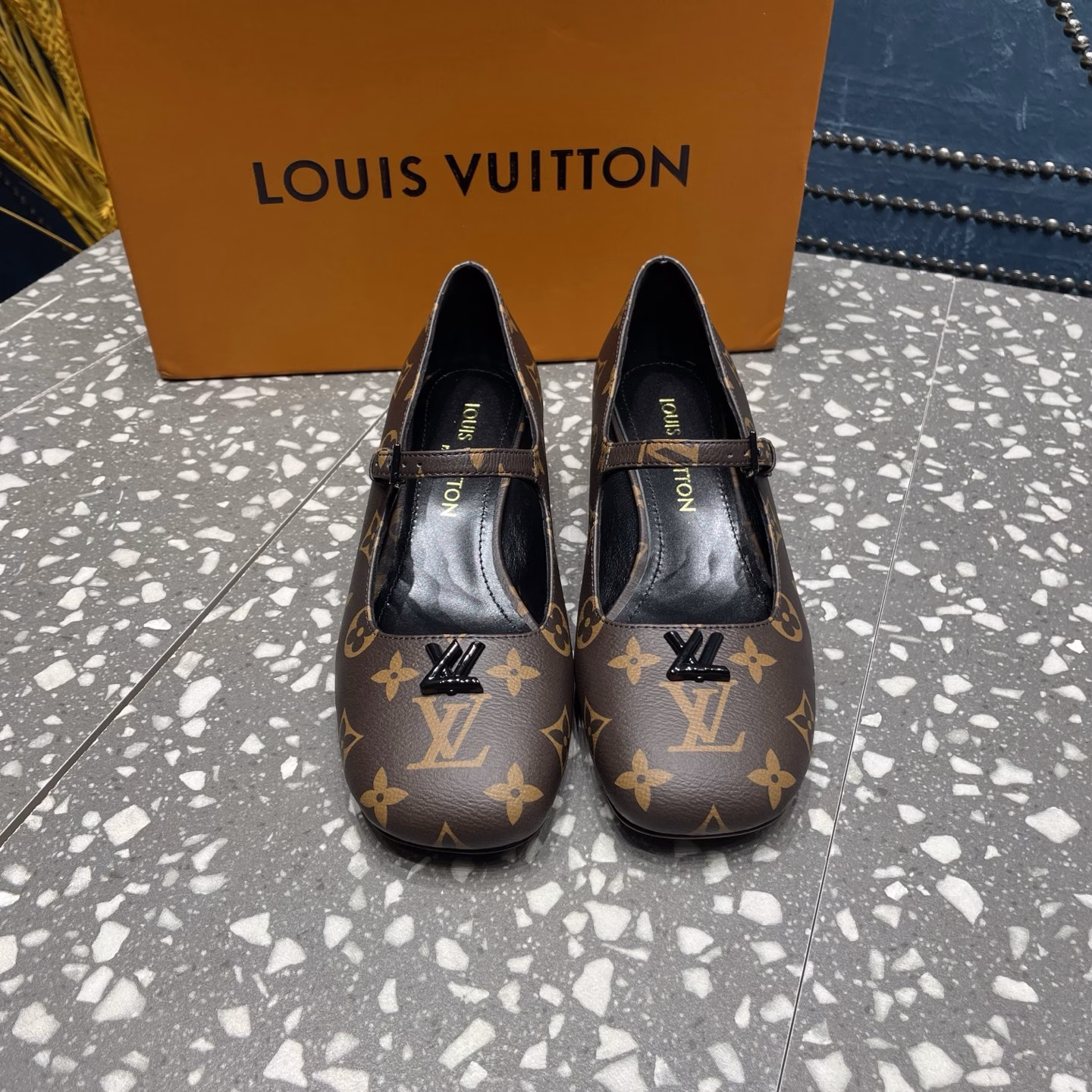 The latest model from the LV counter, the spring and summer pink series, has a two-layer electroplated small V-button design, recreates the classic, has extremely complex craftsmanship, and doesn’t tire your feet when walking!