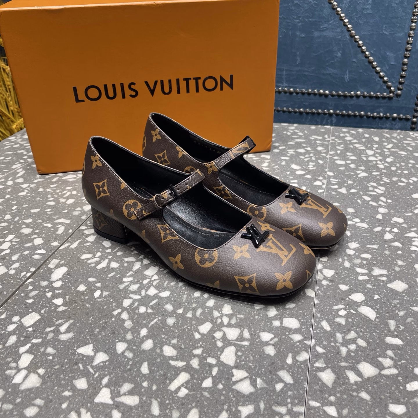 The latest model from the LV counter, the spring and summer pink series, has a two-layer electroplated small V-button design, recreates the classic, has extremely complex craftsmanship, and doesn’t tire your feet when walking!