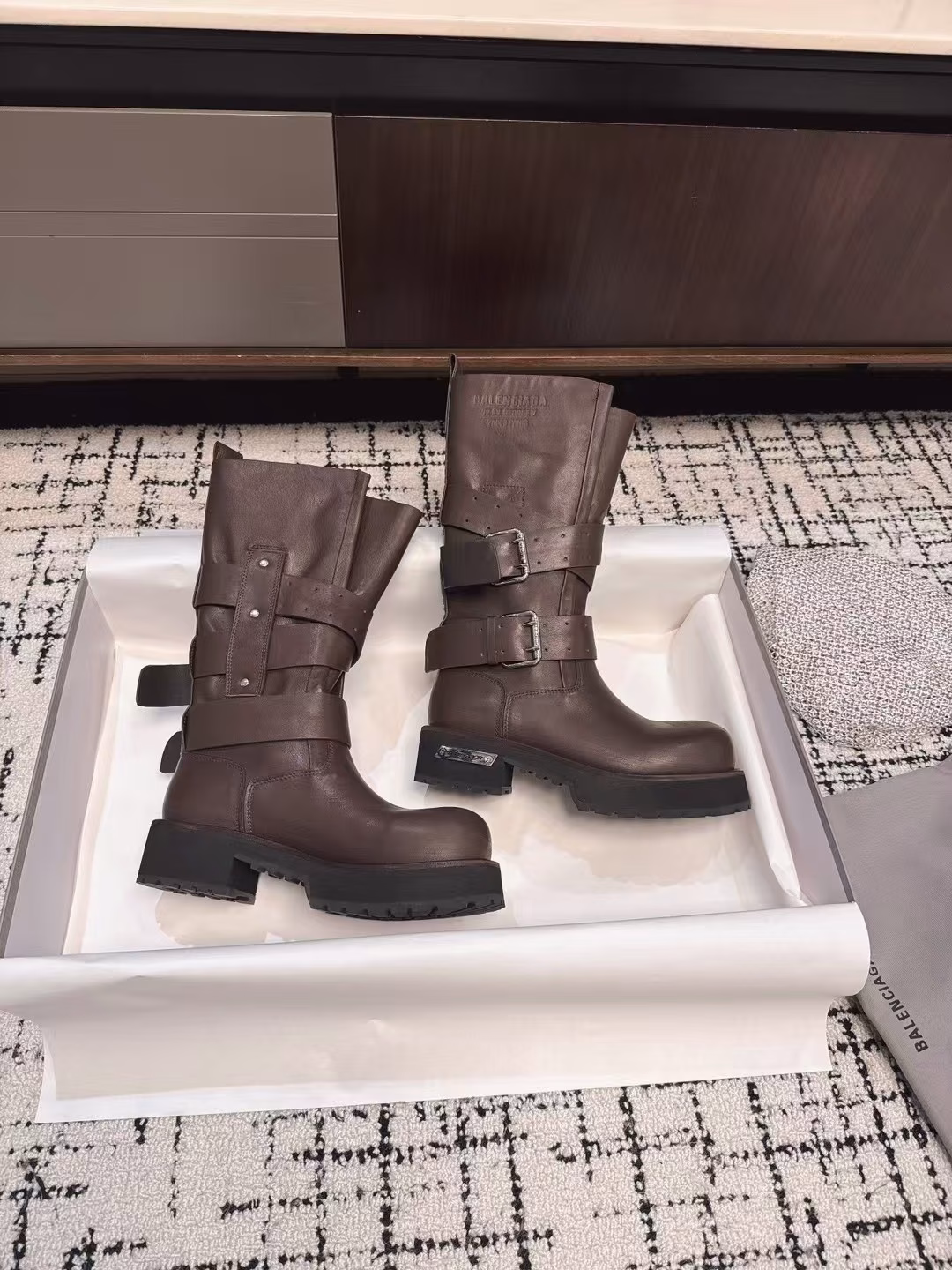 Balenciaga 2025/Early Spring Martin Boots👢🔥🦏Best Shoe King of the Year👑 Wearable in all seasons✔️🌸☀️🍂❄️ It took 2 months to make the mold ⏳ ZP has the ultimate detail restoration✨I've been thinking about it since it was launched in the counter