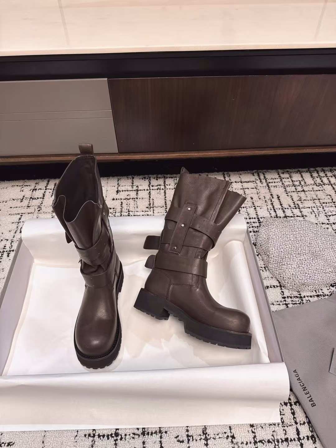 Balenciaga 2025/Early Spring Martin Boots👢🔥🦏Best Shoe King of the Year👑 Wearable in all seasons✔️🌸☀️🍂❄️ It took 2 months to make the mold ⏳ ZP has the ultimate detail restoration✨I've been thinking about it since it was launched in the counter