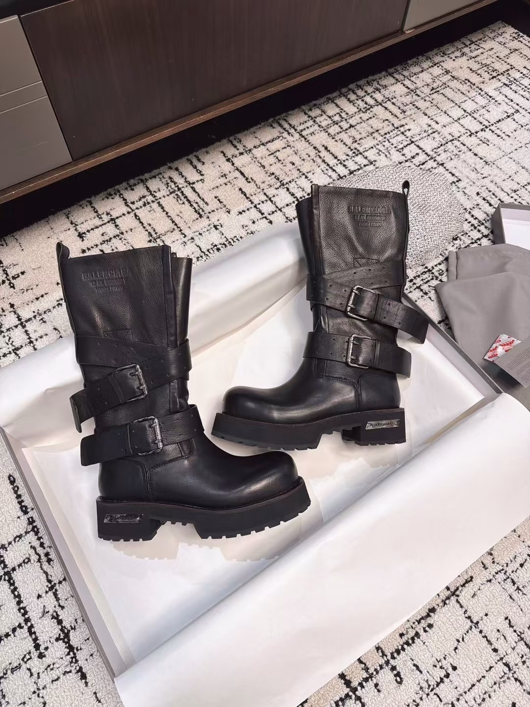 Balenciaga 2025/Early Spring Martin Boots👢🔥🦏Best Shoe King of the Year👑 Wearable in all seasons✔️🌸☀️🍂❄️ It took 2 months to make the mold ⏳ ZP has the ultimate detail restoration✨I've been thinking about it since it was launched in the counter