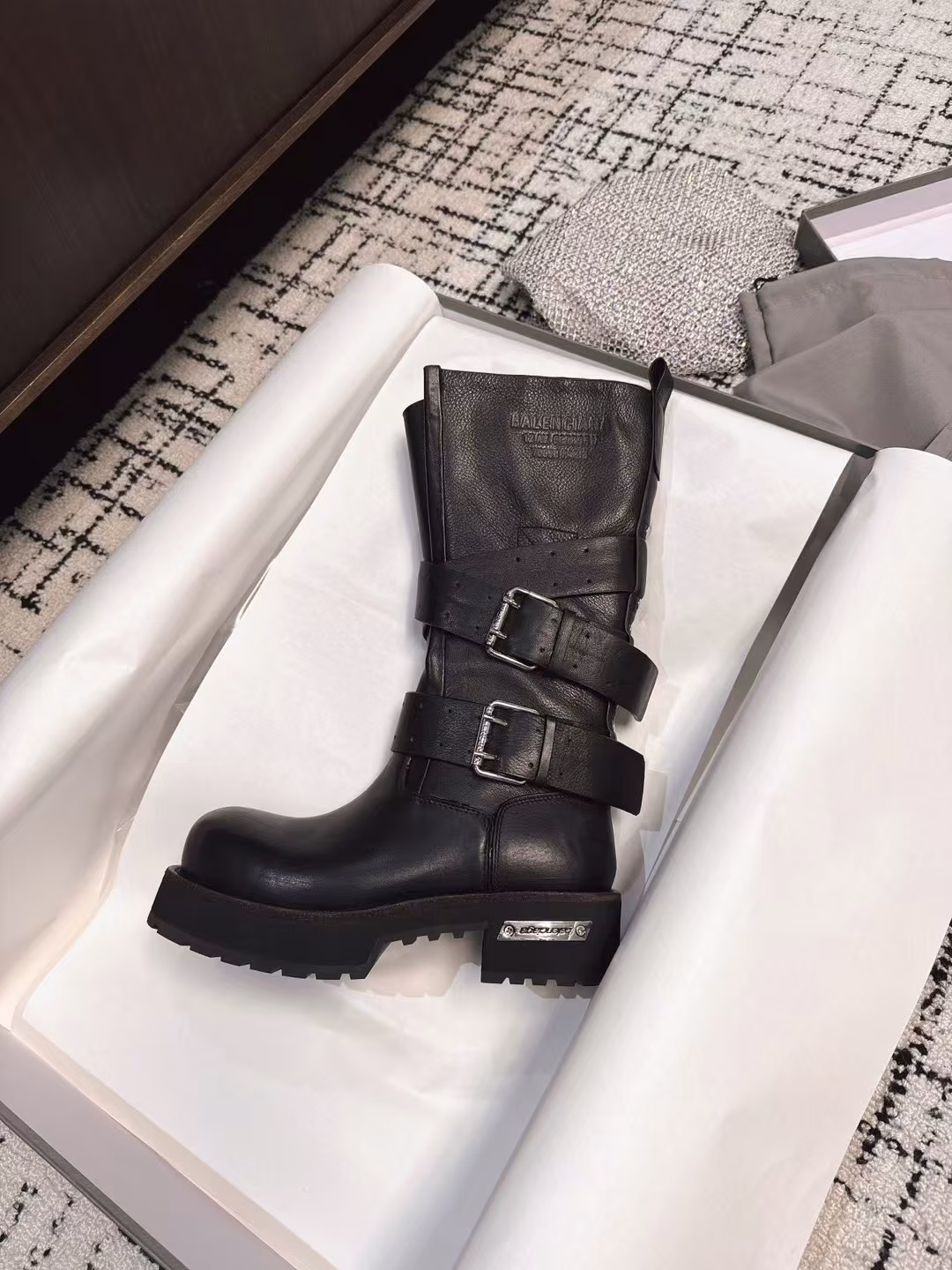 Balenciaga 2025/Early Spring Martin Boots👢🔥🦏Best Shoe King of the Year👑 Wearable in all seasons✔️🌸☀️🍂❄️ It took 2 months to make the mold ⏳ ZP has the ultimate detail restoration✨I've been thinking about it since it was launched in the counter