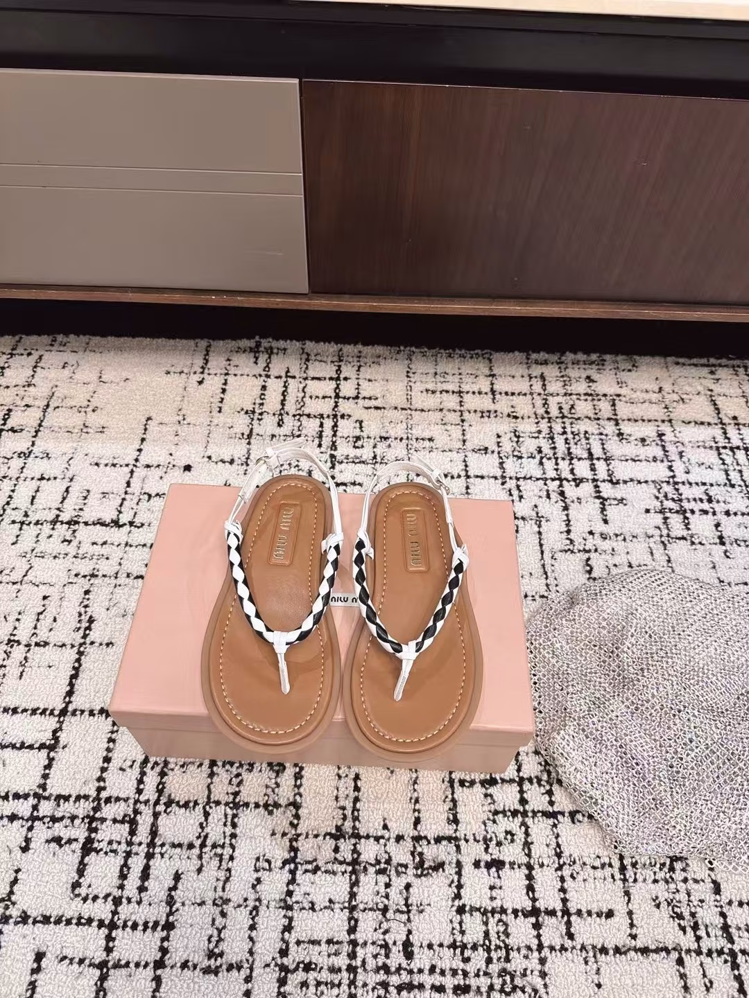 Miu Miu 25ss Spring and Summer catwalk style thong sandals, the latest model, thong logoWomen's summer slippers, soft and fluffy on the feet,Skin-friendly, soft and comfortable, gorgeous craftsmanship creates exquisite three-dimensional texture, reinterpreting the classic aesthetics of sandals